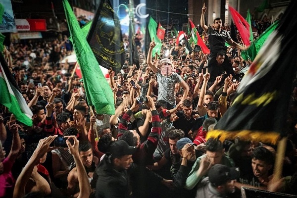 كاتب سعودي يتهم المقاومة الفلسطينية بالجنون ويدعو لمحاكمة زعمائها!